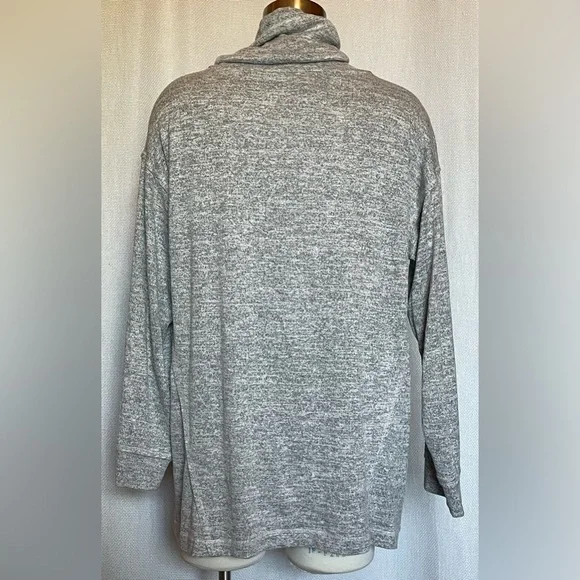 Chico’s Zenergy grey oversized top - Picture 2 of 5